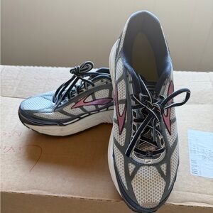 Brooks Dyad 8 Running Shoes Women’s Size 9.5 B